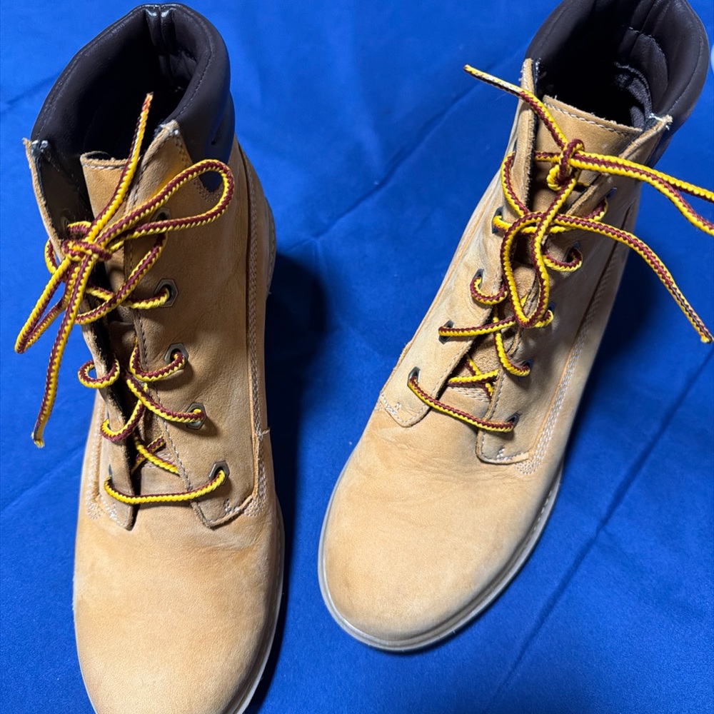Timberland boot in‎ brown leather, style number 8251A, in women's size US 6.5.
